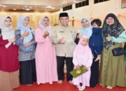Wawako Padang Serahkan Santunan untuk 109 Anak Yatim di Masjid Ukhuwah Balai Kota