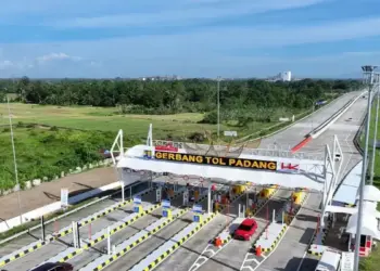 Sejumlah kendaraan melintas di Tol seksi Padang-Sicincin di Kabupaten Padang, Pariaman, Sumatera Barat. (Humas Hutama Karya)