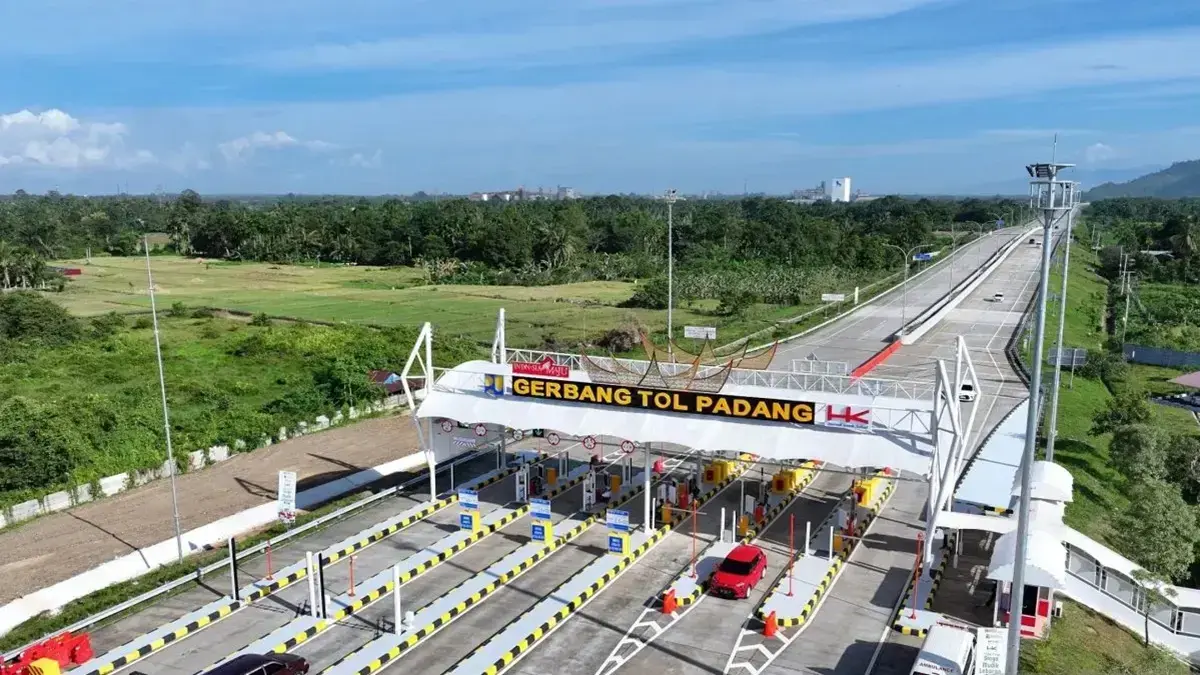 Sejumlah kendaraan melintas di Tol seksi Padang-Sicincin di Kabupaten Padang, Pariaman, Sumatera Barat. (Humas Hutama Karya)