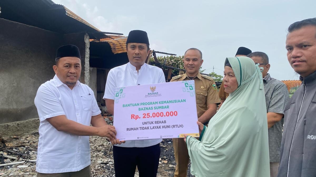 Bantuan Rp25 juta untuk warga terdampak kebakaran di Alahan Panjang, Kabupaten Solok. (dok. adpsb)