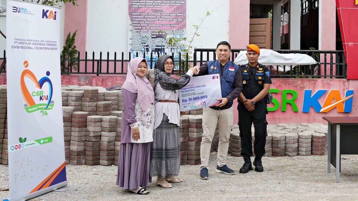 Bantuan TJSL KAI Divre II Sumbar. (dok. Humas KAI)