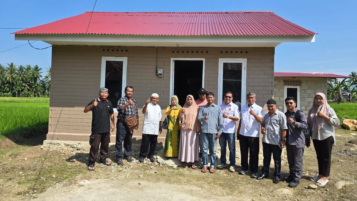 Bantuan bedah rumah dari Semen Padang untuk warga di Koto Lalang. (dok. Humas)