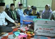 Salurkan Bantuan Rehab Rumah Warga di Agam, Gubernur Mahyeldi Berpesan Pendidikan Anak Terus Diperhatikan