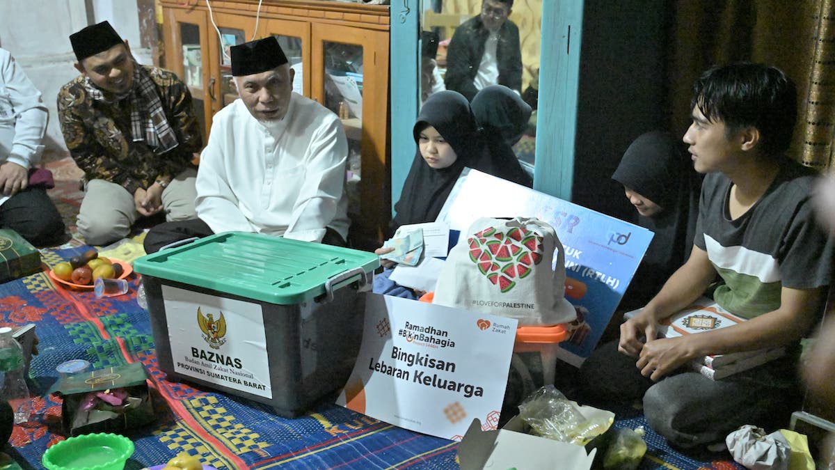 Bantuan dari Gubernur Mahyeldi saat subuh mubarakah di Solsel. (dok. adpsb)