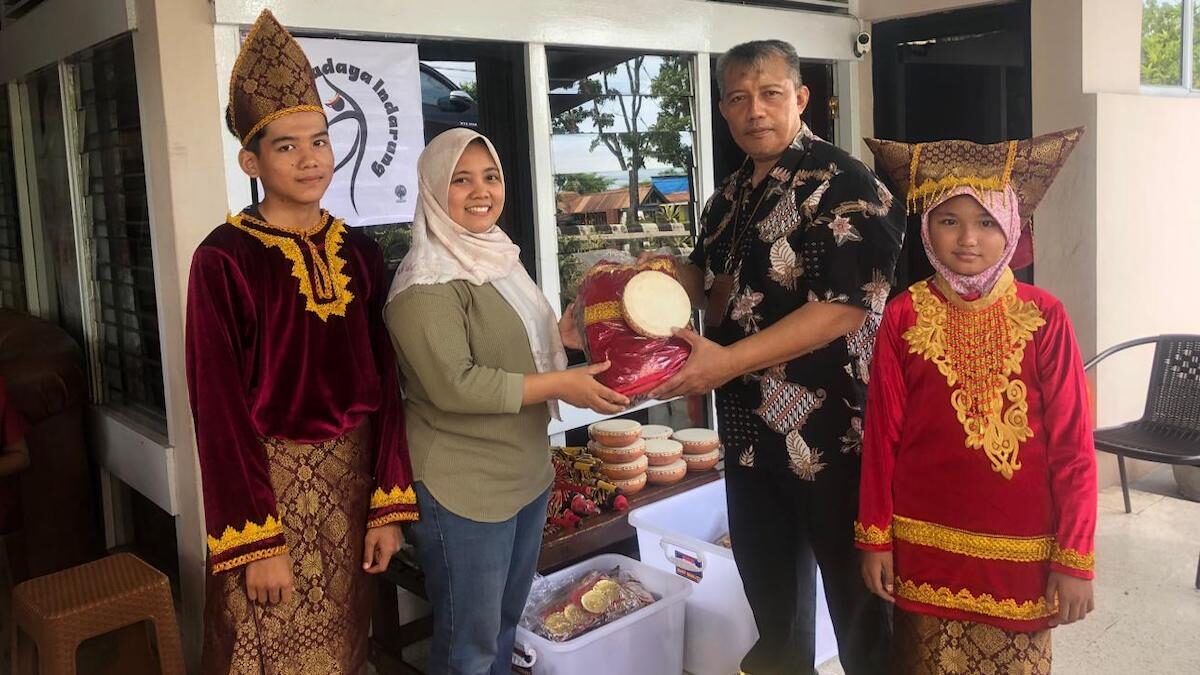 Bantuan properti untuk sanggar budaya Indarung dari PT Semen Padang. (dok. Humas)