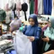 Istri Wako Padang belanja ke Pasar Raya Fase VII. (dok. Prokopim)