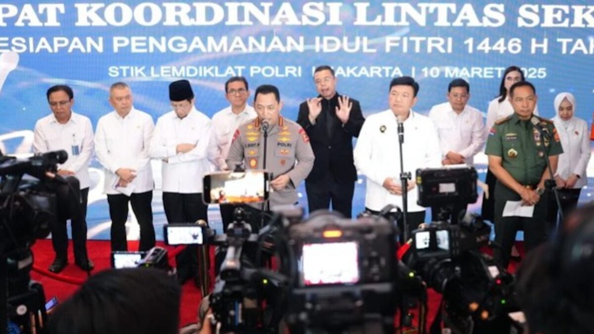 Kapolri Jenderal Listyo Sigit Prabowo usai mengikuti rapat koordinasi lintas sektoral terkait pelaksanaan Operasi Ketupat 2025 yang dipimpin oleh Menko Polkam Budi Gunawan, di Jakarta. (dok. Humas Polri)