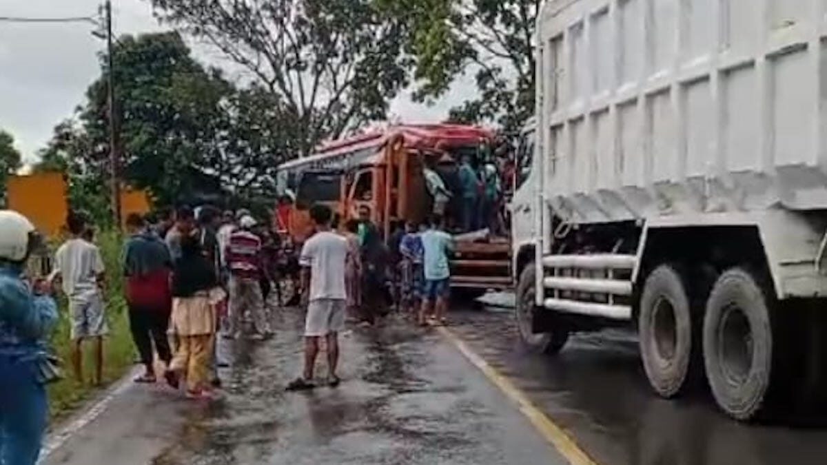 kecelakaan bus Gumarang Jaya dan truk di Jalan Raya Selayo-Padang. (dok. tangkapan layar)