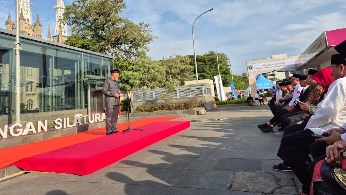 Pembukaan event Minang Day oleh Gubernur Mahyeldi di selasar Masjid Istiqlal, Jakarta. (dok. adpsb)