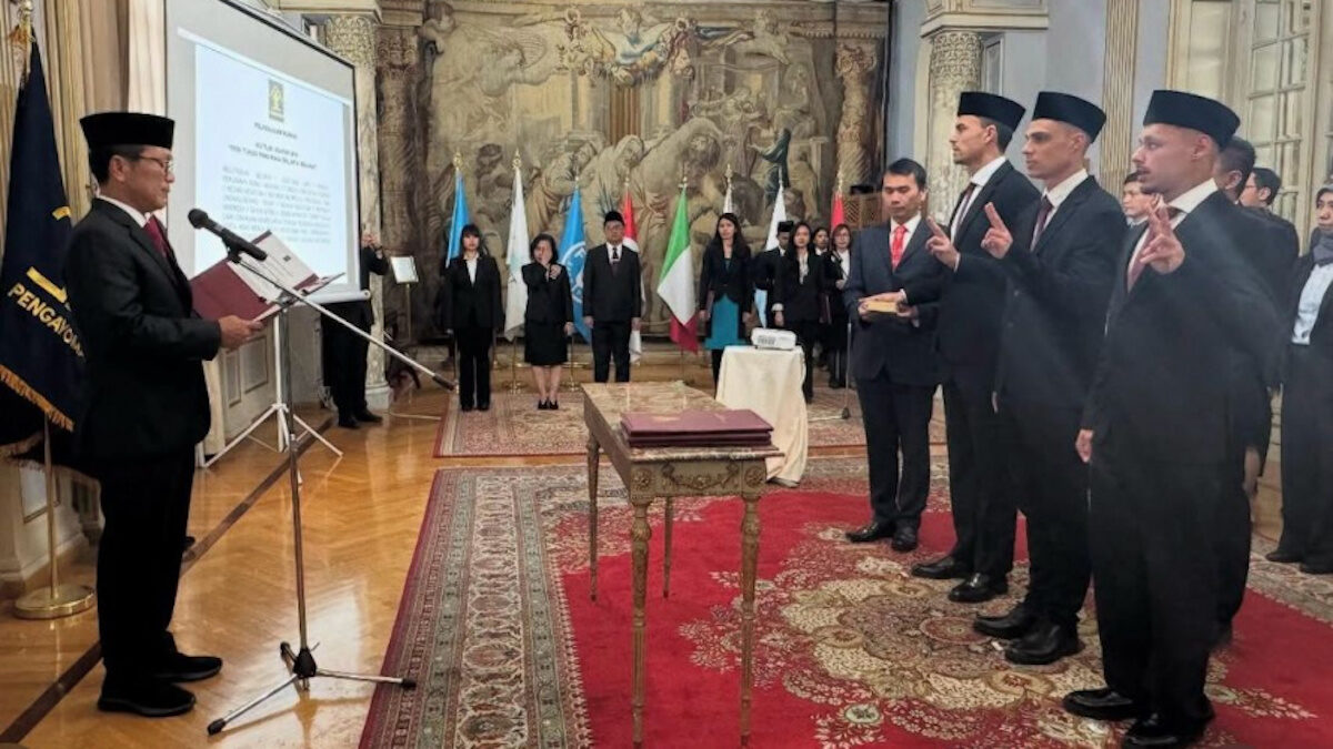 Pengambilan sumpah tiga pemain naturalisasi teranyar, yakni Emil Audero Mulyadi, Dean James dan Joey Pelupessy. (dok. PSSI)