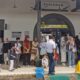 Pengguna kereta api menunggu kedatangan armada KAI di Stasiun Pariaman. (dok. Humas KAI)