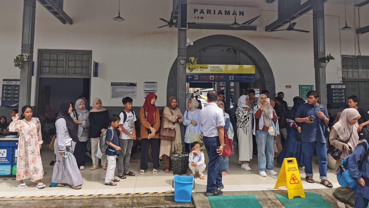 Pengguna kereta api menunggu kedatangan armada KAI di Stasiun Pariaman. (dok. Humas KAI)