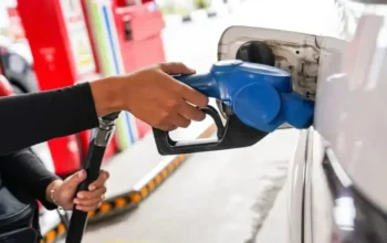 Petugas mengisi BBM ke kendaraan pelanggan di salah satu SPBU PT Pertamina (Persero). (Dok.PT Pertamina Patra Niaga)