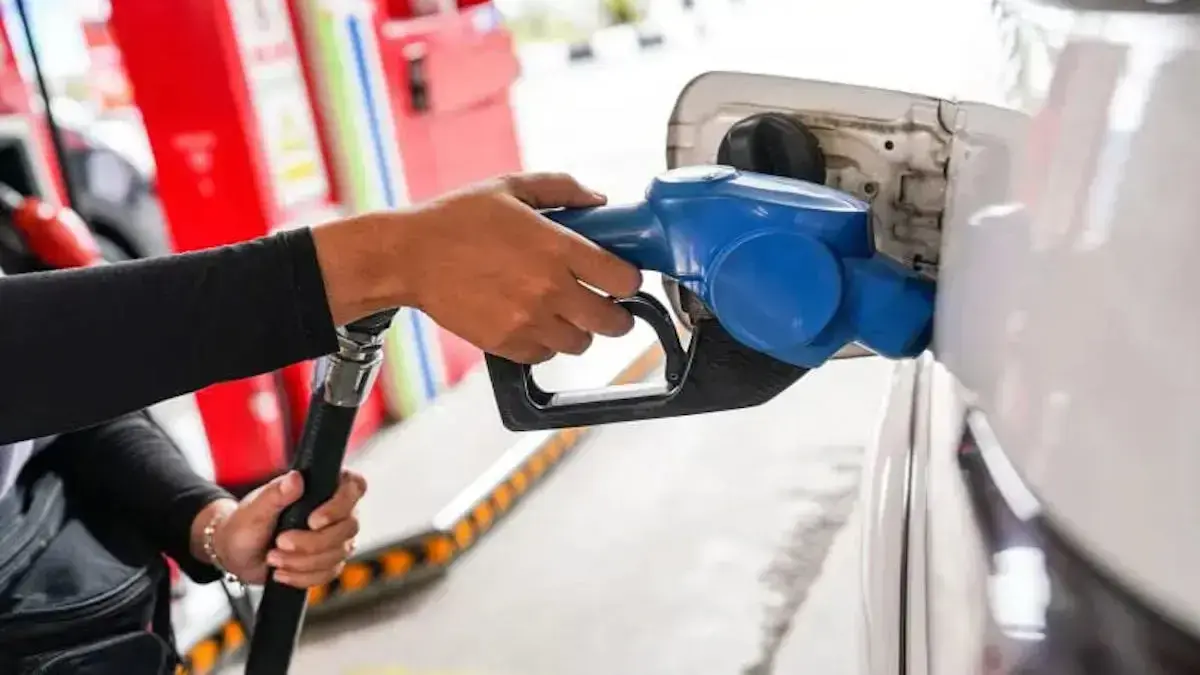 Petugas mengisi BBM ke kendaraan pelanggan di salah satu SPBU PT Pertamina (Persero). (Dok.PT Pertamina Patra Niaga)