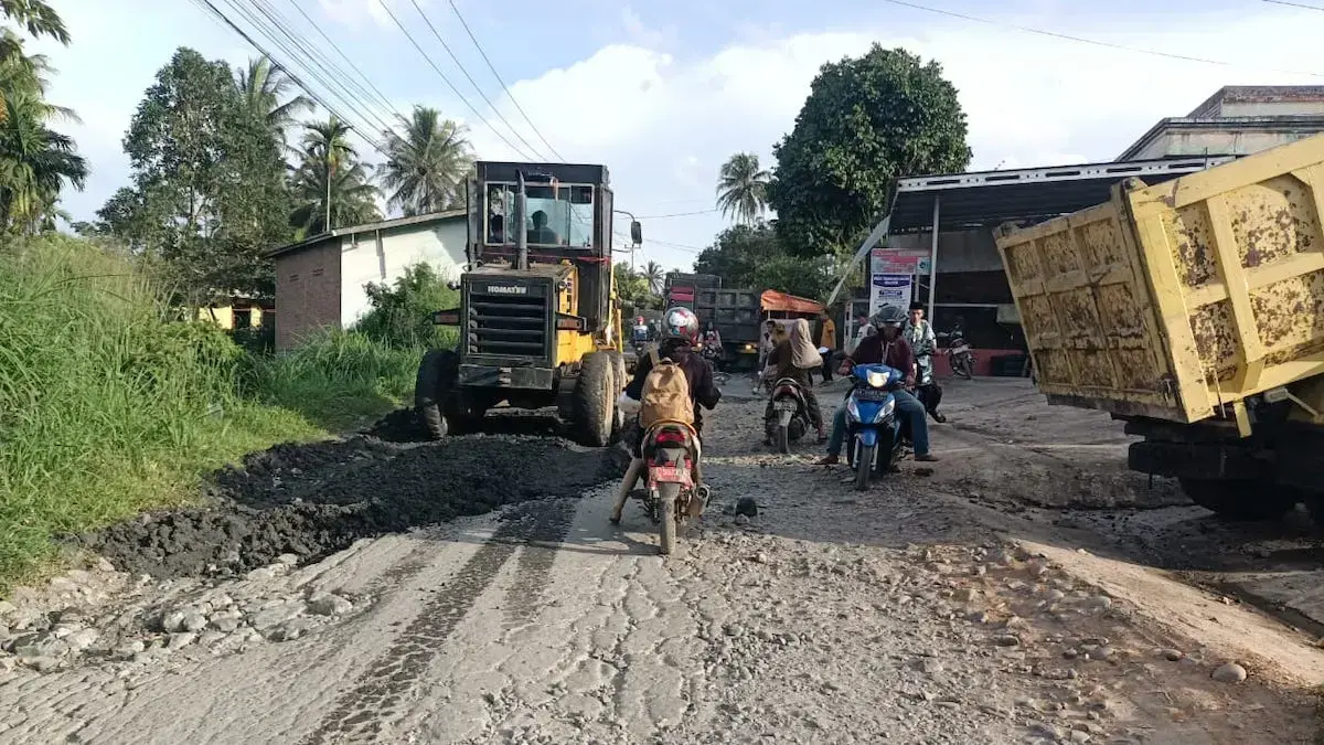 Ruas jalan Payakumbuh-Sitangkai dalam perbaikan (dok. adpsb)