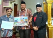 Sekdako Padang Serahkan Bantuan Hibah Rp15 Juta di Masjid Nurul Islam Lubuk Buaya dan