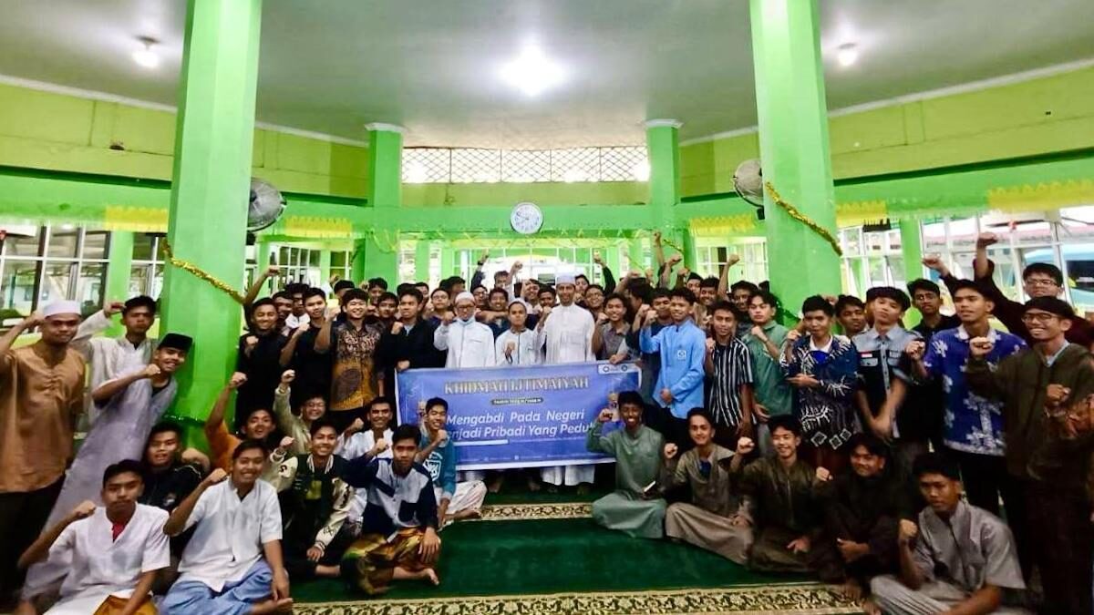 Siswa Ar Risalah terjun ke masyarakat dengan program Rahmat bagi Semesta di 13 masjid. (dok. Humas)