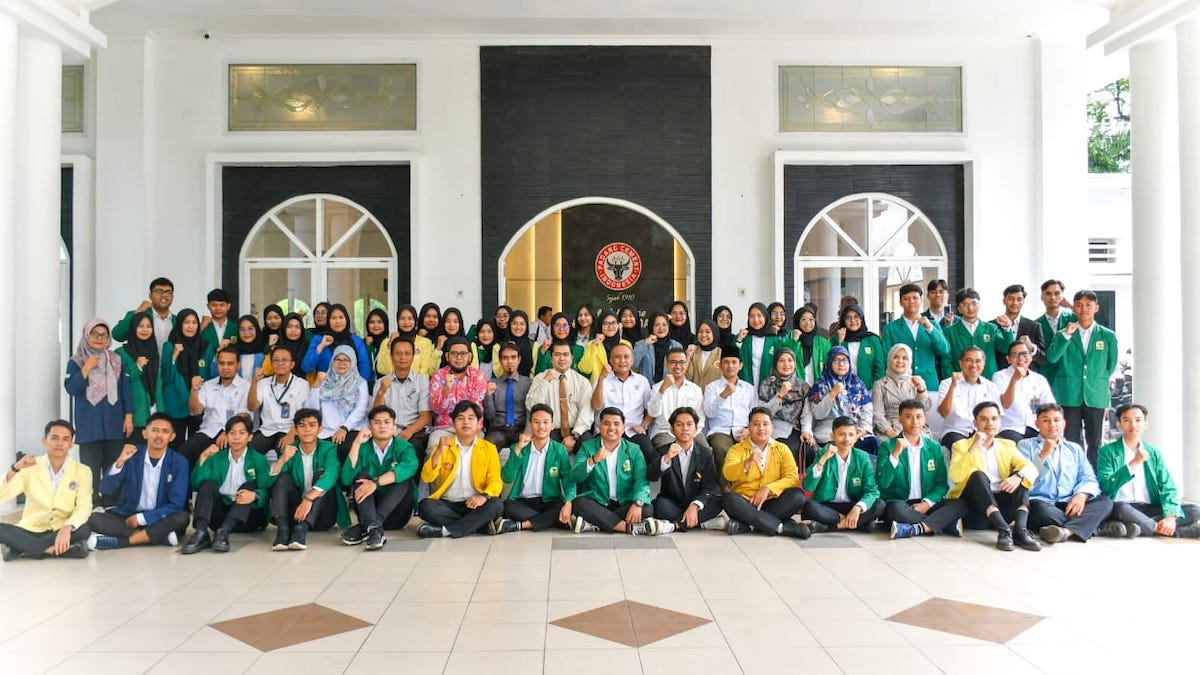 Siswa Program Magenta Semen Padang 2025 bersama Dirkeu Oktoweri dan jajaran. (dok. Humas)