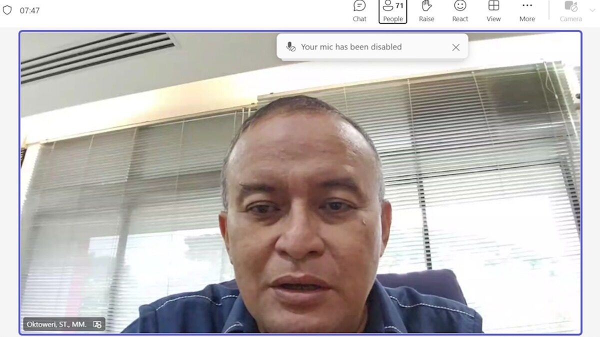 Direktur Keuangan PT Semen Padang, Oktoweri memberi sambutan saat wirid Ramadan via zoom PT. Semen Padang. (dok. Humas)