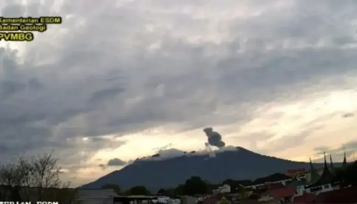 Gunung Marapi Erupsi, Abu Vulkanik Capai 500 Meter