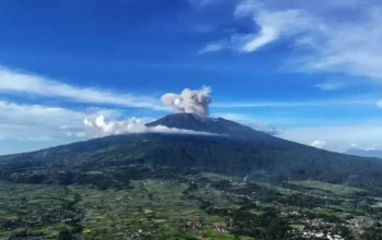 Gunung Marapi di Kabupaten Agam dan Kabupaten Tanah Datar, Provinsi Sumatera Barat (Sumbar). (ANTARA/HO-Orari Padang Panjang/am)