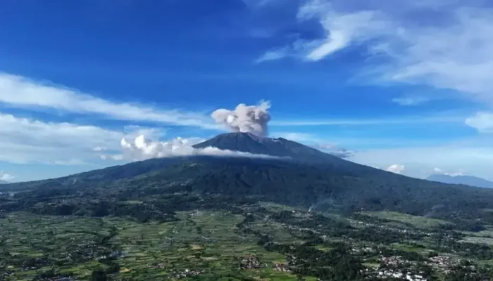Gunung Marapi Erupsi Tiga Kali dalam Sehari, Waspadai Potensi Bahaya Lahar dan Abu Vulkanik