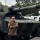 Braditi Moulevey saat berpose dengan produk dari PT Pindad. (dok. pribadi)