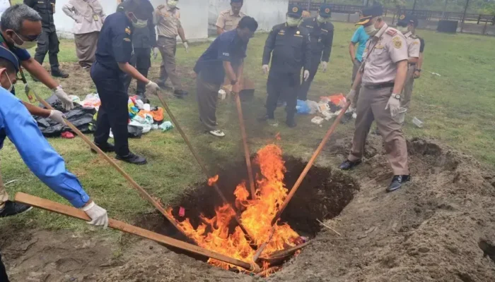 Karantina Sumbar Musnahkan 168 Kg Komoditas Ilegal di BIM