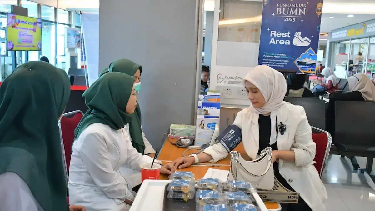 Kepala Unit Komunikasi & Kesekretariatan PT Semen Padang Nur Anita Rahmawati saat memeriksakan kesehatan di posko arus balik BUMN 2025 di BIM. (dok. Humas)