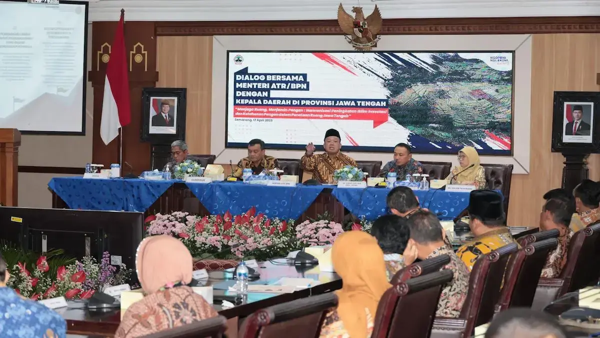 Menteri ATR/BPN Nusron Wahid berdialog dengan Kepala Daerah se-Jateng untuk sertifikasi tanah dan penyusunan RDTR. (dok. ATR/BPN)