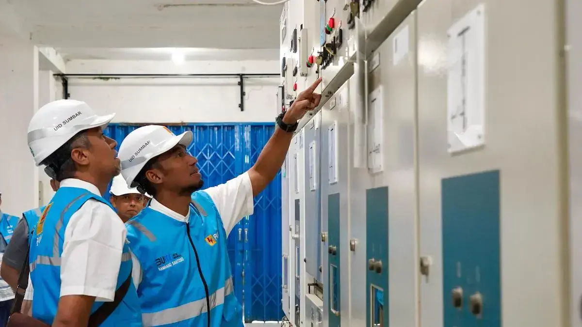 PLN UID Sumbar lakukan pengecekan jaringan listrik saat kunjungan menteri dan wamen di Sumbar. (dok. istimewa)