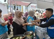 PLN Kayu Aro Meriahkan dengan Bagikan Paket Makanan Gratis dan Promosikan PLN Mobile