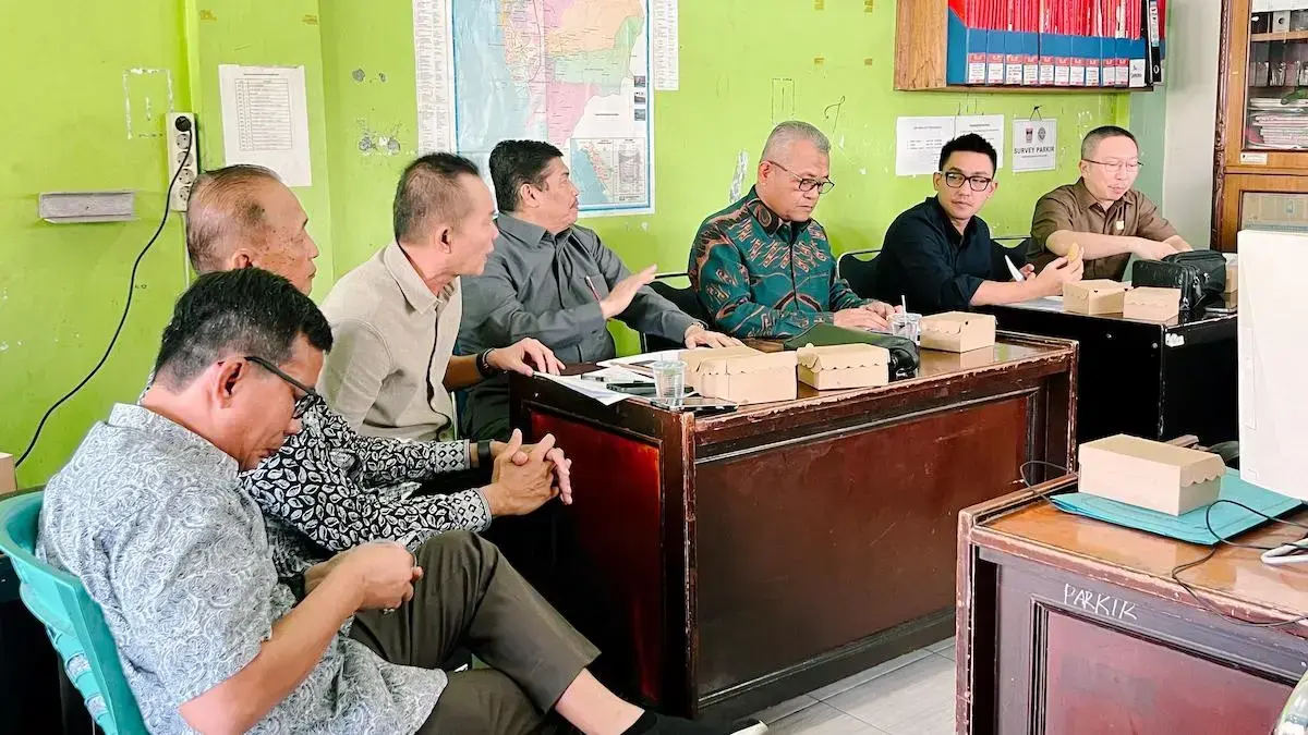 Rachmad Wijaya dan anggota Komisi 2 DPRD Padang sidak ke UPT Parkir Dinas Perhubungan Kota Padang. (dok. istimewa)