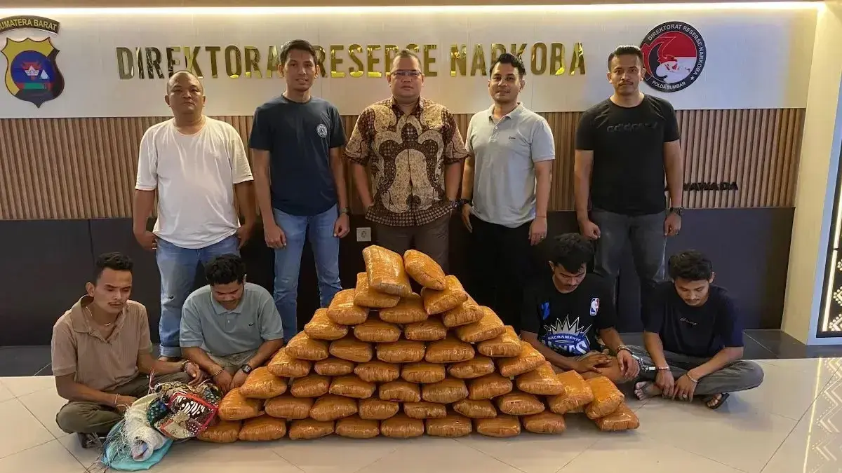 Dirresnarkoba Polda Sumbar amankan dua karung ganja di dua lokasi dengan barang bukti 47 paket besar. (dok. istimewa)