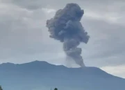Gunung Marapi Erupsi 25 Detik, Warga Diimbau Waspadai Lahar Dingin