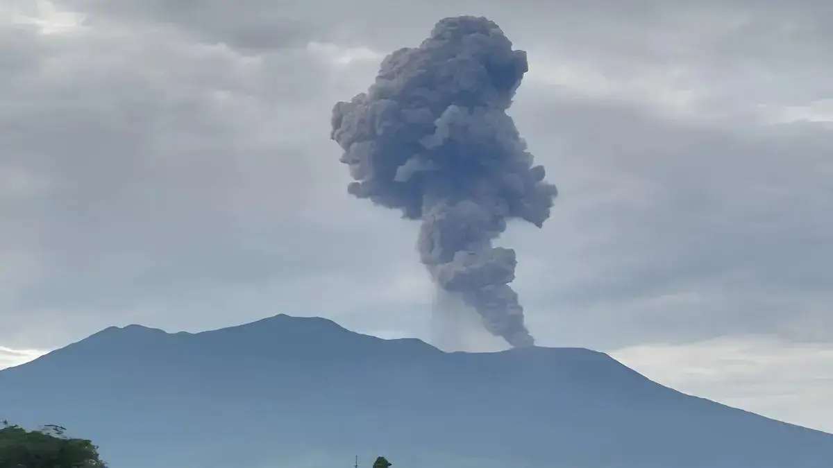 Gunung Marapi di Kabupaten Agam dan Kabupaten Tanah erupsi engan tinggi kolom abu tertinggi mencapai 1.500 meter di atas puncak pada Kamis pagi (3/4/2025). (ANTARA/Muhammad Zulfikar)