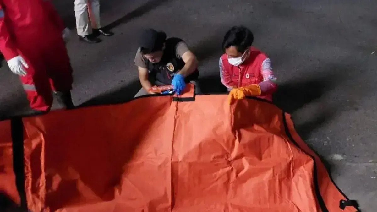 PMI dan Polisi mengevakuasi sesosok jenazah yang ditemukan tergeletak di jalan di Kota Bukittinggi. Dari hasil pemeriksaan, tidak terdapat tanda-tanda kekerasan di tubuh jenazah yang merupakan warga Lubuk Linggau, Sumatera Selatan. (Antara/Al Fatah)