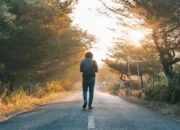 Silent Walking, Tren Meditasi Berjalan Bermanfaat bagi Kesehatan Mental