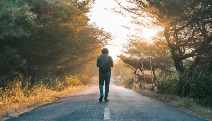 Silent Walking, Tren Meditasi Berjalan Bermanfaat bagi Kesehatan Mental