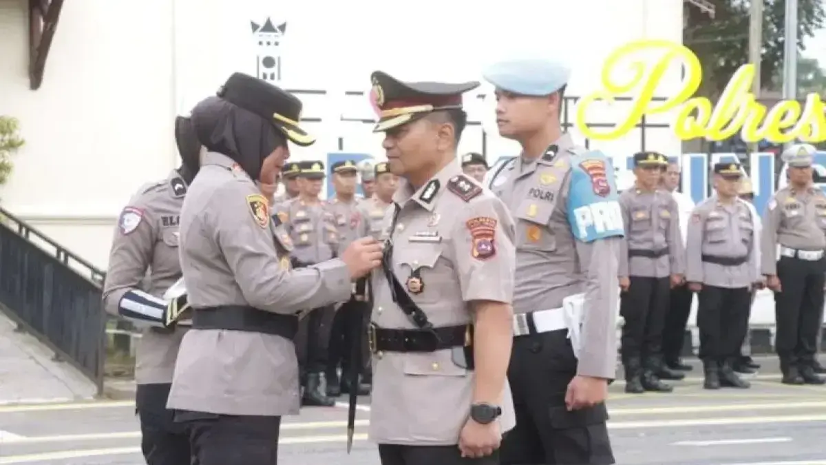 Upacara mutasi Wakapolresta Bukittinggi yang sudah resmi menjabat sebagai Kapolresta Padang. (dok. Antara)