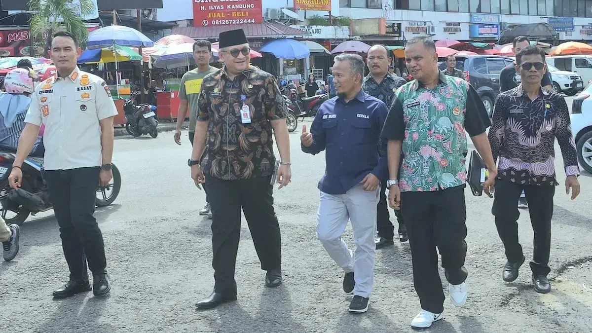 Sekdako Padang Andree Algamar dampingi Kepala Ombudsman Sumbar kunjungi gedung Pasar Raya Fase VII. (dok. Prokopim)