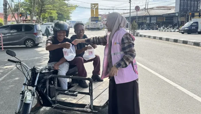 YBM dan Srikandi PLN UP3 Payakumbuh Hadirkan Senyuman Lewat Berbagi Makanan Gratis