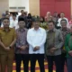 Wagub Vasko bersama dengan Mensos Syaifullah Yusuf dan jajaran guru besar UNP. (dok. adpsb)