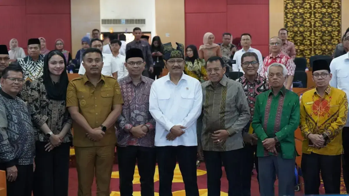 Wagub Vasko bersama dengan Mensos Syaifullah Yusuf dan jajaran guru besar UNP. (dok. adpsb)