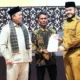Wako Fadly Amran bersama Menteri ATR BPN Nusron saat menyerahkan sertifikat untuk warga. (dok. Prokopim)