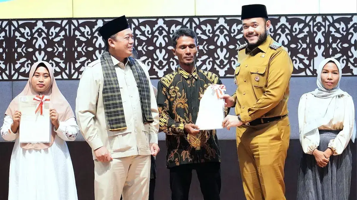 Wako Fadly Amran bersama Menteri ATR BPN Nusron saat menyerahkan sertifikat untuk warga. (dok. Prokopim)