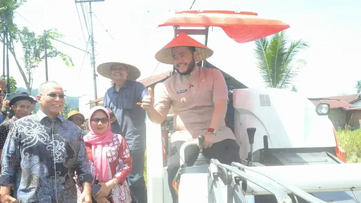 Wako Fadly Amran hadir dalam acara panen padi perdana di Kuranji. (dok. Prokopim)