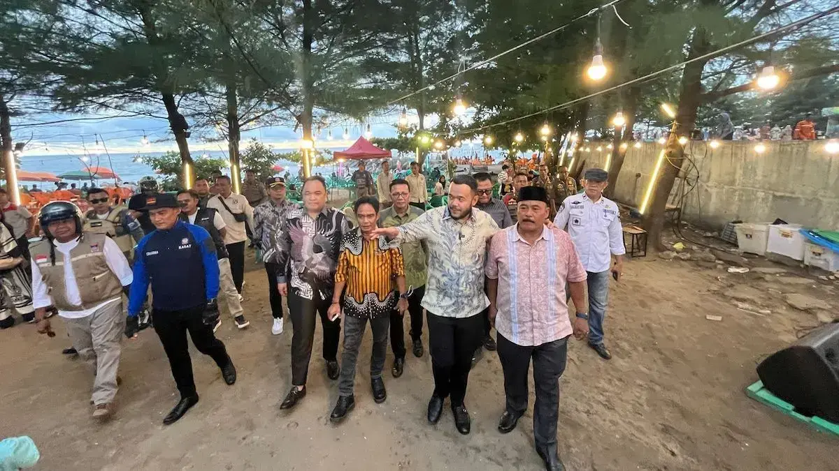 Wako Fadly Amran kunjungi Pantai Padang saat libur Lebaran. (dok. Prokopim)