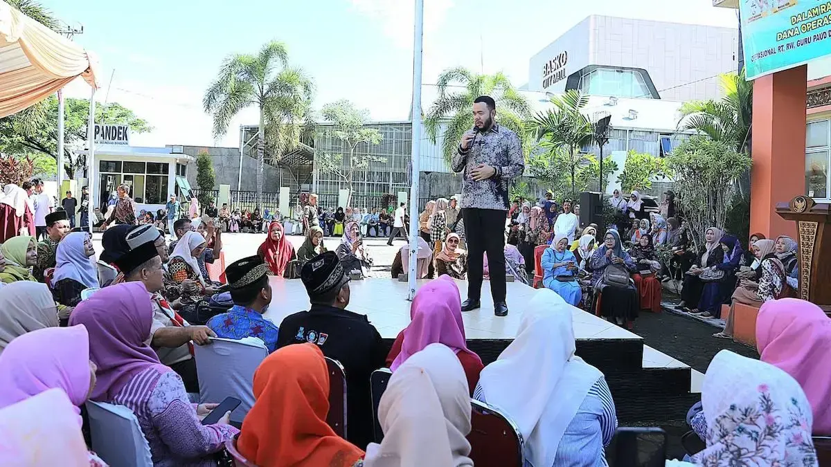 Wako Fadly Amran saat memberi sambutan pada acara penyerahan dana operasional di Kuranji. (dok. Prokopim)