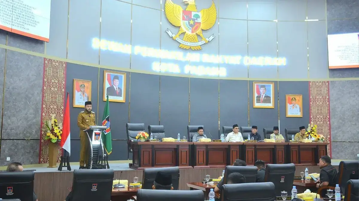 Wako Fadly Amran sampaikan tiga Ranperda pada rapat paripurna DPRD Padang. (dok. Prokopim)